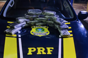 PRF apreende 18kg de cocaína avaliadas R$ 750 mil em ônibus na BR-153, em Uruaçu (Foto: Divulgação/PRF)