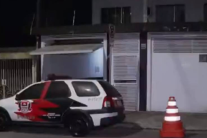 Local onde criança de 4 anos de idade foi baleada e morta devido a uma rixa antiga entre vizinhos em Santo André, no ABC, na noite de domingo - Reprodução/TV Globo