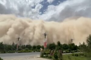 Tempestade de areia 'devora' cidade da China; assista