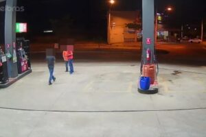 Homens assaltam posto de combustíveis em menos de 30 segundos em Goiânia