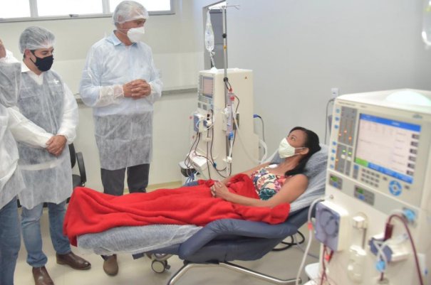 Governador Ronaldo Caiado conversa com paciente da hemodiálise da policlínica de Posse (Foto: Divulgação)