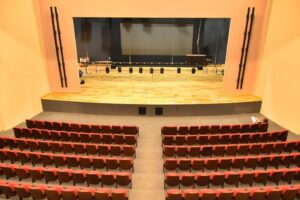 Teatro Municipal de Aparecida visto de cima com cadeiras vazias e palco