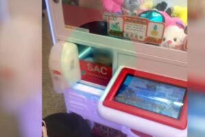 Menina de 2 anos fica presa dentro de máquina de pegar pelúcia em shopping de Catalão