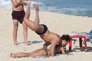 Gabi Brandt e Saulo Poncio são flagrados em praia no Rio; fotos