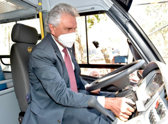Governador Ronaldo Caiado (DEM) sentado à cabine de um dos ônibus entregues à Secretaria de Educação (Foto: Governo do Estado)