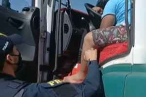 Motorista é flagrado embriagado e dormindo dentro de caminhão na BR 060, em Rio Verde