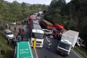 Sete ficam feridos em nova colisão de veículos após acidente no Paraná