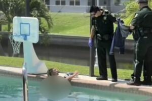 Mulher é presa após invadir residência de aposentado e nadar nua na piscina, nos EUA