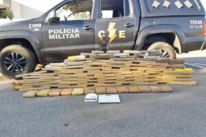 na manhã desta quinta-feira (1º), 105 kg de drogas, em Anápolis. (Foto: divulgação/PM)