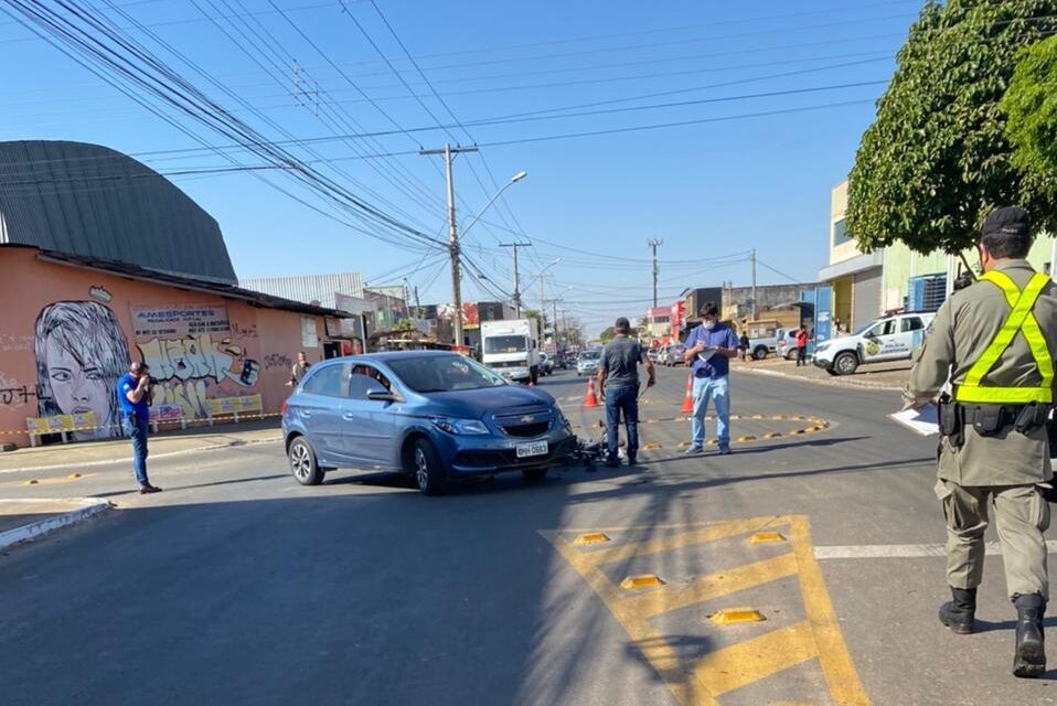 Acidente entre carro e 'mobilete' deixa um em estado gravíssimo