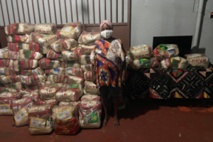 Integrante de comunidade quilombola recebe cestas básicas do governo (Foto: Governo do Estado)