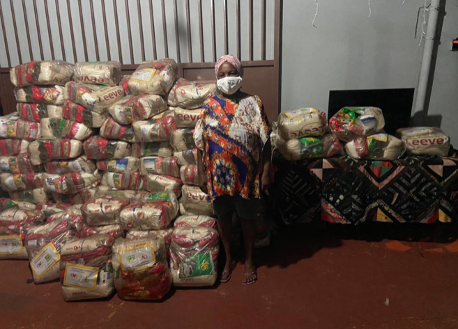 Integrante de comunidade quilombola recebe cestas básicas do governo (Foto: Governo do Estado)