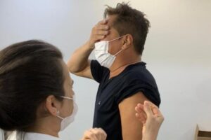 Leonardo toma 2ª dose da vacina contra Covid-19; vídeo