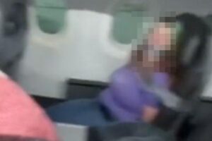 Mulher é amarrada a assento de avião após tentar abrir a porta durante voo