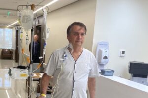 Bolsonaro continua em observação no Hospital Vila Nova Star