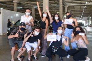 Jovens comemoram ao serem vacinados em Goiânia