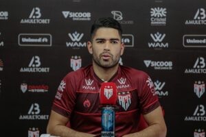 Brian Montenegro durante coletiva no Atlético-GO