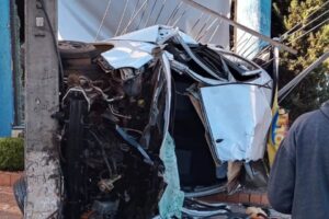 Motorista morre após carro capotar e colidir contra poste, em Rio Verde