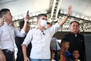 Prefeito de Manaus, David Almeida ao lado de Jair Bolsonaro na entrega de casas
