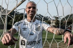 Diego Tardeli com a camisa do Santos
