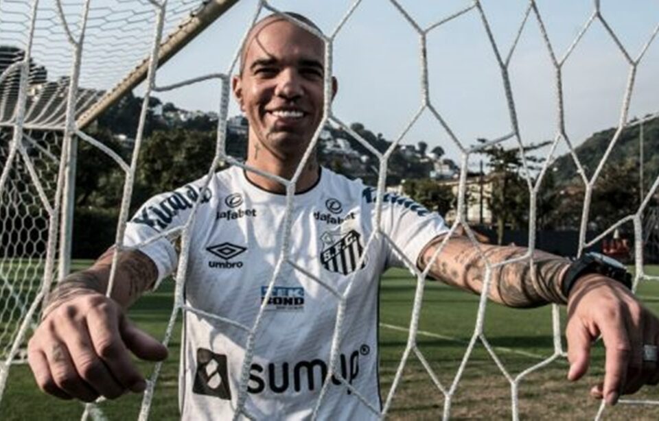 Diego Tardeli com a camisa do Santos