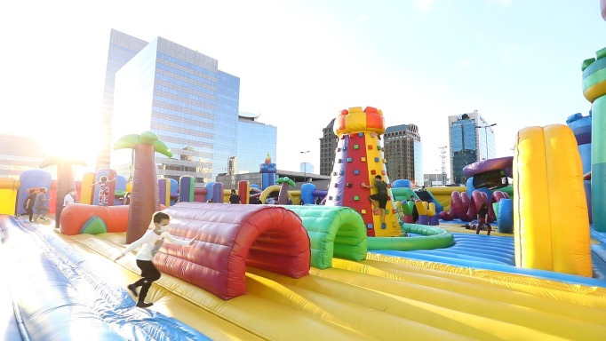 Jump Around, que tem o título de maior castelo inflável da América Latina, chega em Goiânia