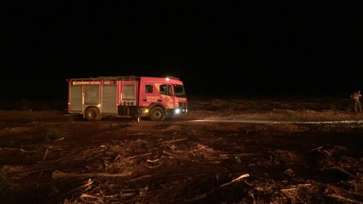 Incêndio iniciado por óleo de máquina destrói 1.5 tonelada de cavaco de eucalipto em Jataí