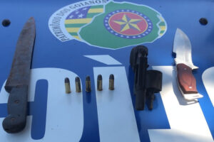 Armas de fogo e branca encontradas dentro de veículo de grupo que pedia dinheiro nas ruas de Porangatu