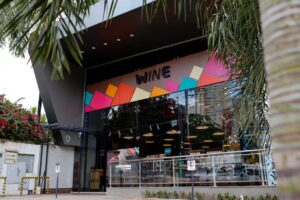 Novo point do vinho: Wine abre loja física em Goiânia