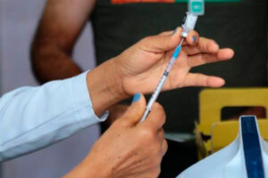 vacinação - inserção da agulha na ampola de vacina