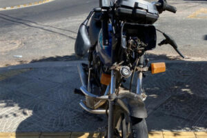 Motociclista fica gravemente ferido após colidir com carro em rotatória de Goiânia