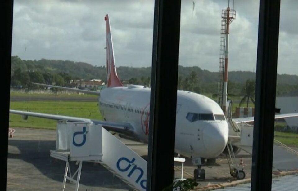 Aviões batem durante decolagem em aeroporto da Bahia. Apesar do susto e estragos, ninguém ficou ferido. (Foto: reprodução/TV Bahia)