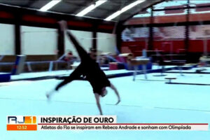 Repórter da Globo dá mortal ao vivo e dedica à Rebeca Andrade; vídeo
