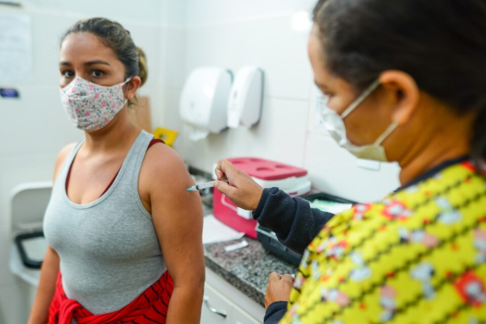 Goiânia vacina pessoas com 31 anos contra Covid, no próximo sábado (7). Ação ocorre no Passeio das Águas, sem agendamento. (Foto: Jucimar de Sousa)