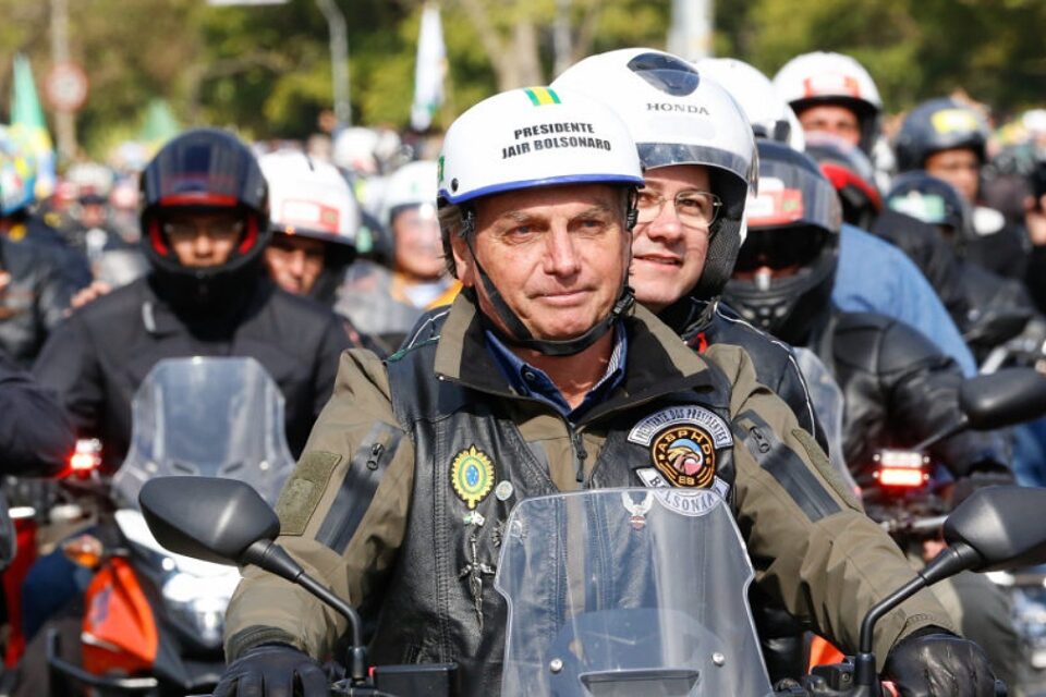 Bolsonaro em moto - Jair Bolsonaro participa de motociata em Goiânia - Bolsonaristas convocam para ato