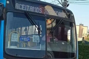 Ônibus exibe letreiro "aceitamos xerecard". Motorista foi demitido em Campinas (SP)