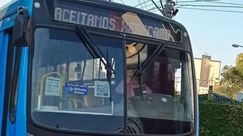 Ônibus exibe letreiro "aceitamos xerecard". Motorista foi demitido em Campinas (SP)