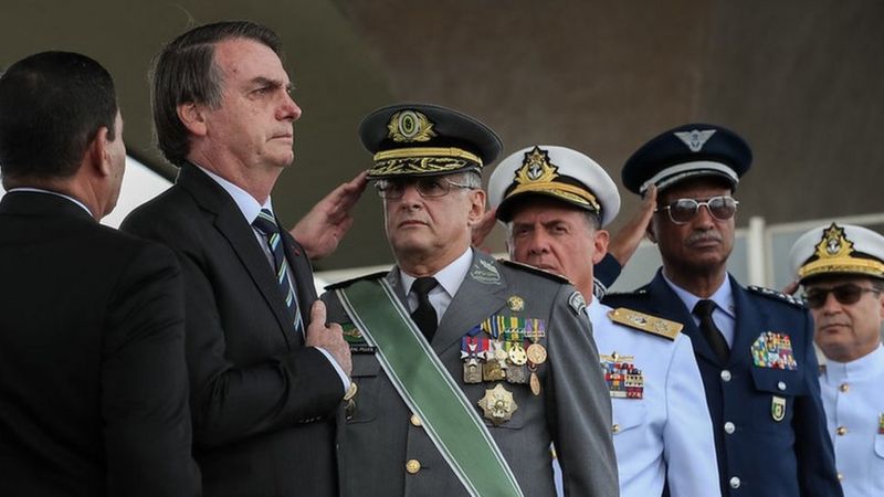 Marinha realiza desfile para entrega de convite a Bolsonaro para assistir manobras em Formosa