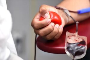 Hemocentro é condenado a indenizar homem gay impedido de doar sangue em SP