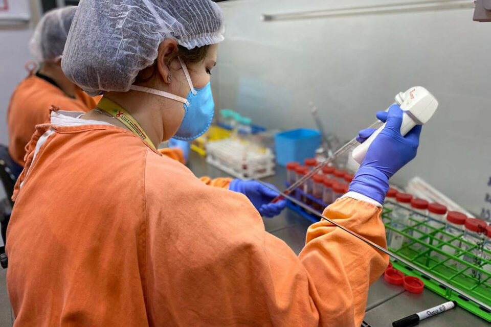 Trabalhos em laboratório sobre a vacina do vírus HIV