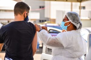 Veja quem pode se vacinar contra Covid em Goiânia, nesta sext-feira (13). Há opções no drive-thru e por agendamento. (Foto: Jucimar de Sousa/Mais Goiás)