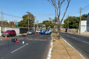 Motociclista morre após bater em árvore na avenida Castelo Branco, em Goiânia
