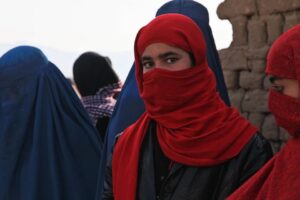 Talibã ateou fogo a uma mulher por 'cozinhar mal', diz ativista afegã