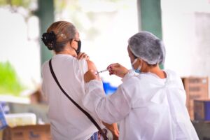 Goiânia segue aplicando vacinas contra a Covid-19, nesta quarta-feira (4), em pessoas com 33 anos ou mais, grupos prioritários e idosos. (Foto: Jucimar de Sousa/Mais Goiás)