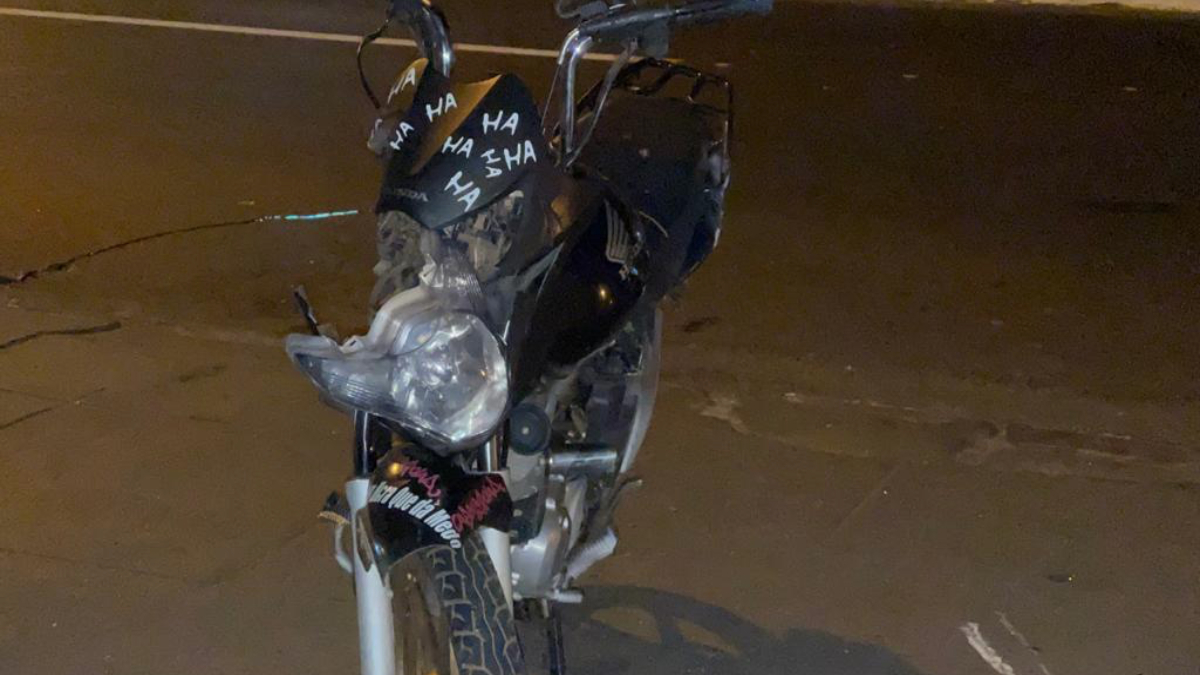 Imagem mostra um motocicleta preta, com pequenos adesivos escritos "ha ha". A moto está danificada por conta do acidente. Foto ilustra a chamda: Motociclista de 26 anos morre após colidir contra poste em Goiânia