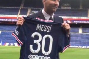 Messi com a camisa 30 do PSG nas mãos