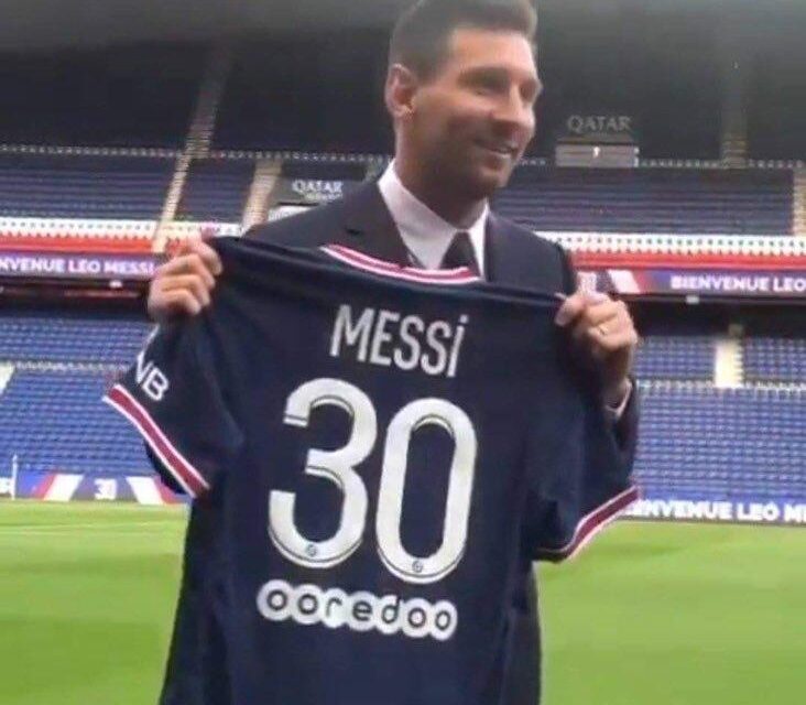 Messi com a camisa 30 do PSG nas mãos