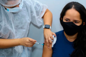 Mutirão de vacinação imuniza 7 mil pessoas com a primeira dose, em Aparecida (Foto: Enio Medeiros - SecomAparecida)