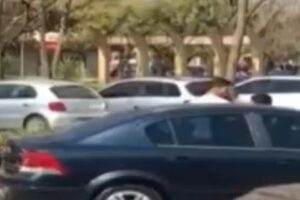Homem aborda esposa no trânsito, fica com braço preso no carro e é arrastado, em Goianésia