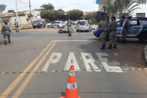 Um motociclista morreu após colidir contra um carro em um cruzamento no Bairro Feliz, em Goiânia. (Foto: divulgação)